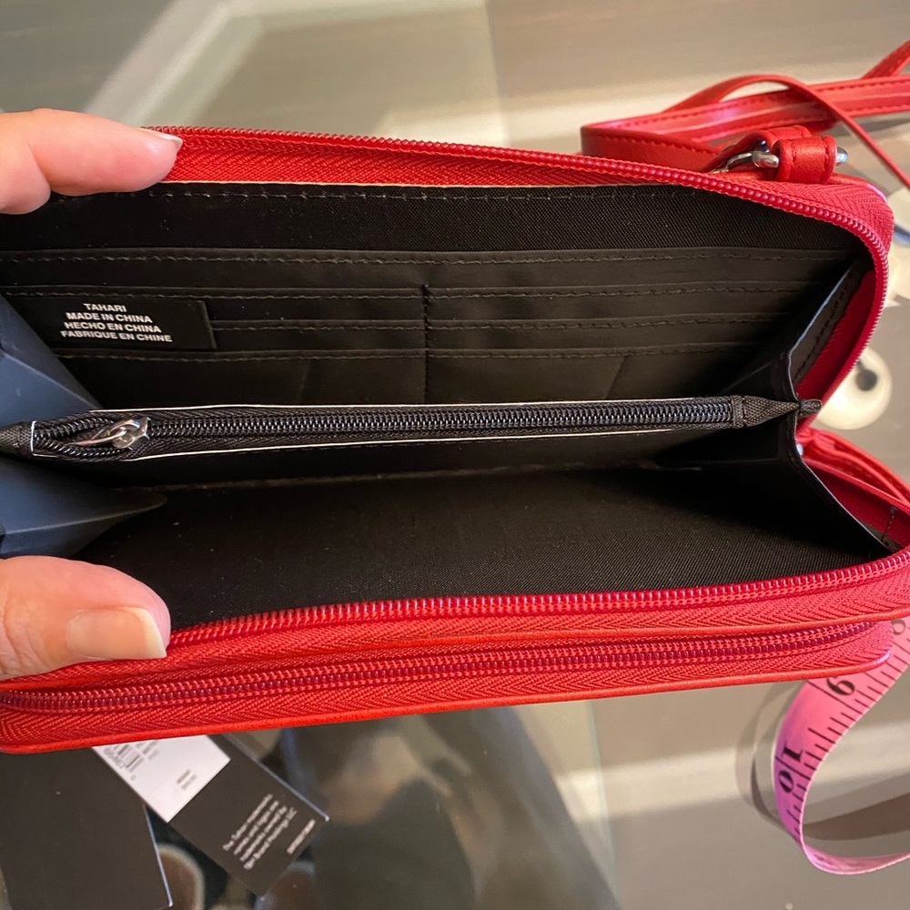 ❗️SOLD❗️Tahari crossbody wallet - Picture 9 of 9